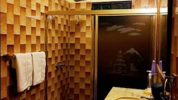 Casa, vistes al jardí | Bany