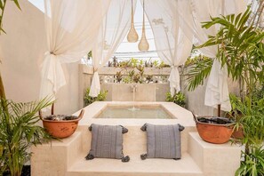Outdoor spa tub - Casa Ek: House•Safe•Fast WiFi•Pool•Walkable  area (Mérida)