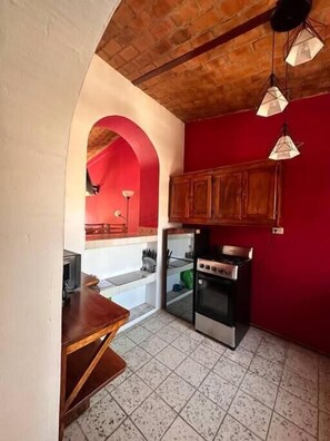 Apartamento, sacada, vista para a cidade | Cozinha privada