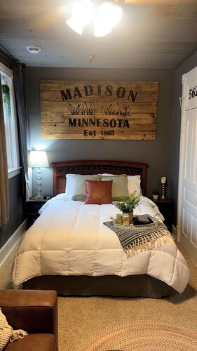 Cozy 1-bedroom apartment downtown Madison, MN