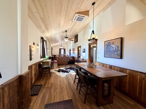 Dining - Elk Suite: Epic Paradise Valley Views will amaze. (Emigrant)