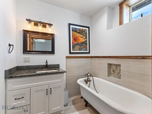 Bathroom - Grizzly Suite in Emigrant (Emigrant)