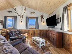 Living area - Grizzly Suite in Emigrant (Emigrant)