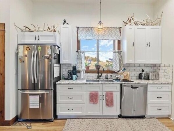 Fridge, microwave, dishwasher, coffee/tea maker