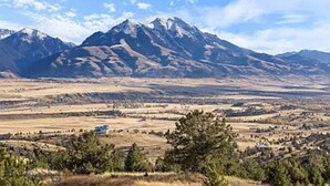 A mountainous landscape with a valley and scattered trees. - Rainbow Trout Suite in Emigrant (Emigrant)
