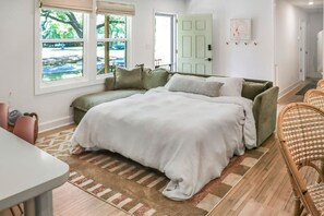Escritorio, cuna de viaje, wifi y ropa de cama 