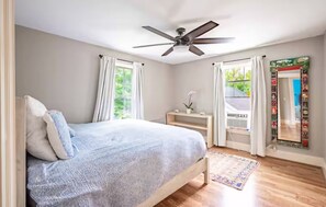 2 bedrooms, desk, iron/ironing board, travel cot - Sunny House, By The Beach, Minutes From Portland (South Portland)