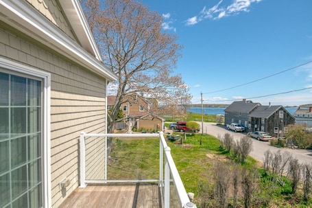 Property grounds. South Portland Beach area rental