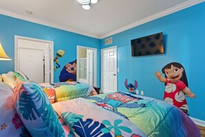 Schreibtisch, Bügeleisen/Bügelbrett, Reisekinderbett, WLAN