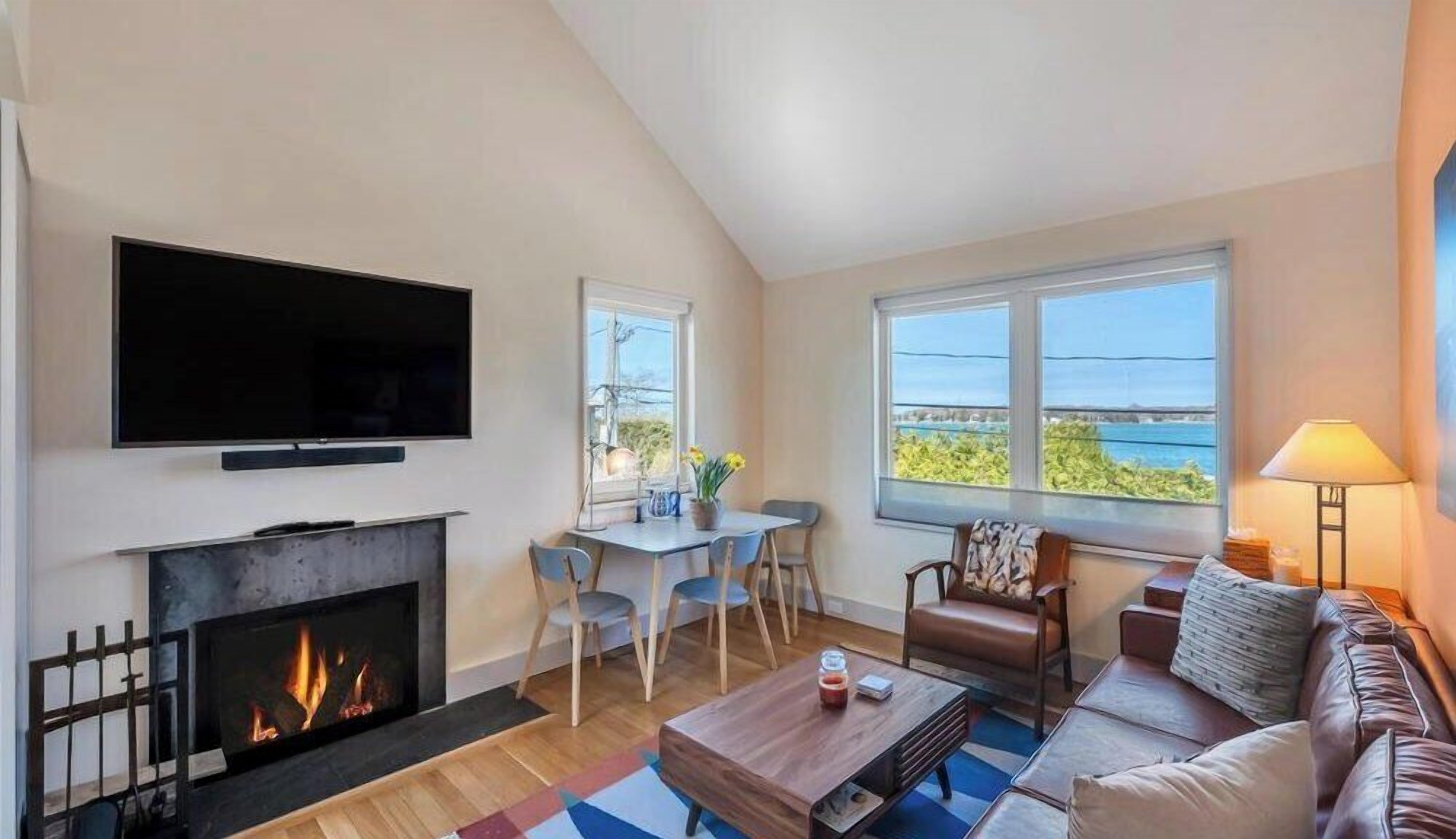 Smart TV, chimenea, estéreo