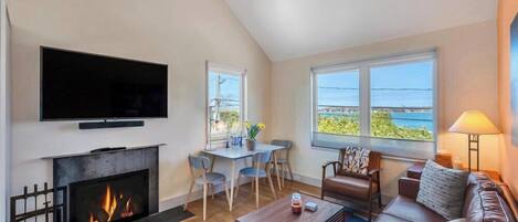 Smart TV, chimenea y estéreo