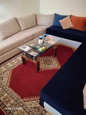 Smart TV, chimenea y libros