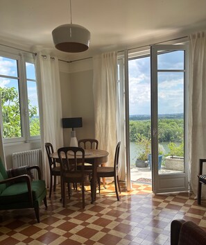 Dining - Stylish and serene house with stunning Seine views. (Méricourt)