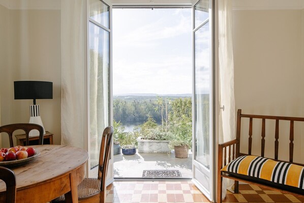 Dining - Stylish and serene house with stunning Seine views. (Méricourt)