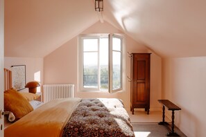 Room - Stylish and serene house with stunning Seine views. (Méricourt)