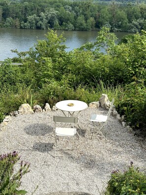 Outdoor dining - Stylish and serene house with stunning Seine views. (Méricourt)