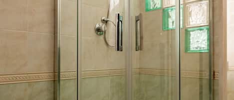 Regadera, bidet, toallas