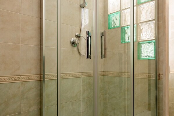 Een douche, een bidet, handdoeken