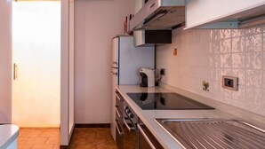 Eine moderne Küche mit Einbauofen, Herd und Spüle.