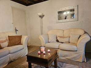 Televisión y chimenea 