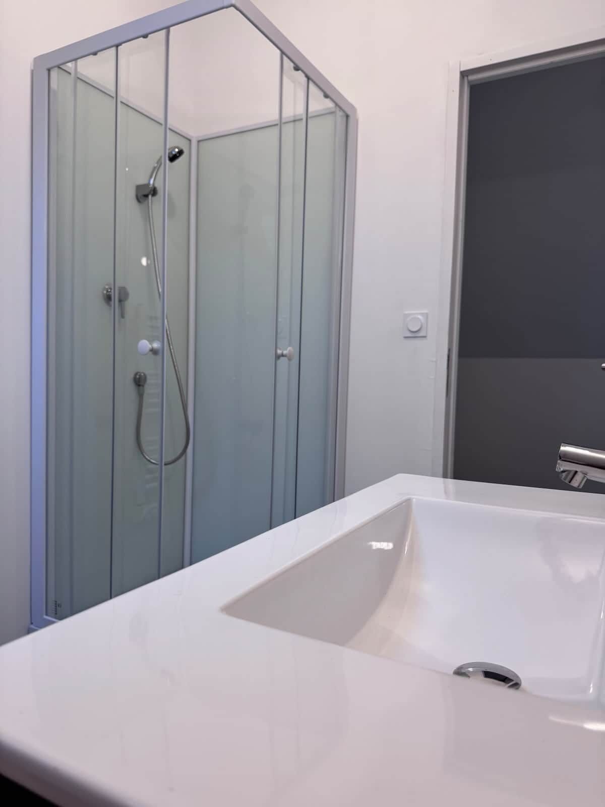 Douche, sèche-cheveux, serviettes fournies