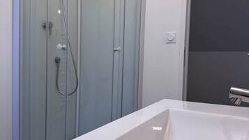 Douche, sĂšche-cheveux, serviettes fournies