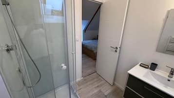 Douche, sĂšche-cheveux, serviettes fournies