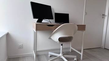Un écran est disponible sur le bureau pour connecter votre ordinateur portable. Wifi avec connexion internet fibre ok dans le bureau.