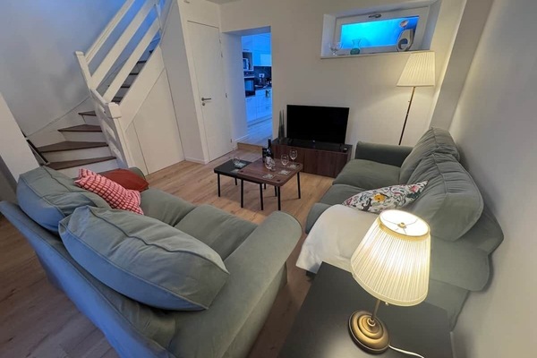 2 canapés douillets, lumières tamisées, coussins et plaids.