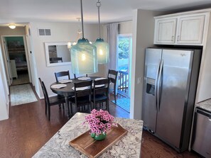 Dining - Fabulous 4-bedroom house with Pool, Fire Pit, Dog friendly, bikes,Walk to Beach! (Lower Township)