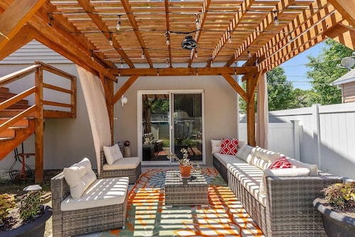 Fabulous 4-bedroom house with Pool, Fire Pit, Dog friendly, bikes,Walk to Beach!