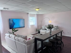 Interior - Fabulous 4-bedroom house with Pool, Fire Pit, Dog friendly, bikes,Walk to Beach! (Lower Township)