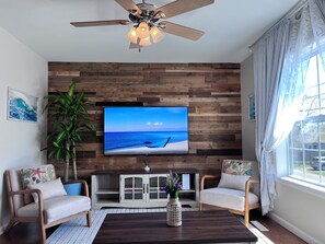 Living area - Fabulous 4-bedroom house with Pool, Fire Pit, Dog friendly, bikes,Walk to Beach! (Lower Township)