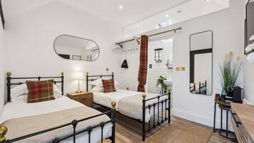 Deluxe Twin Room, Ensuite (8) | Iron/ironing board, free WiFi