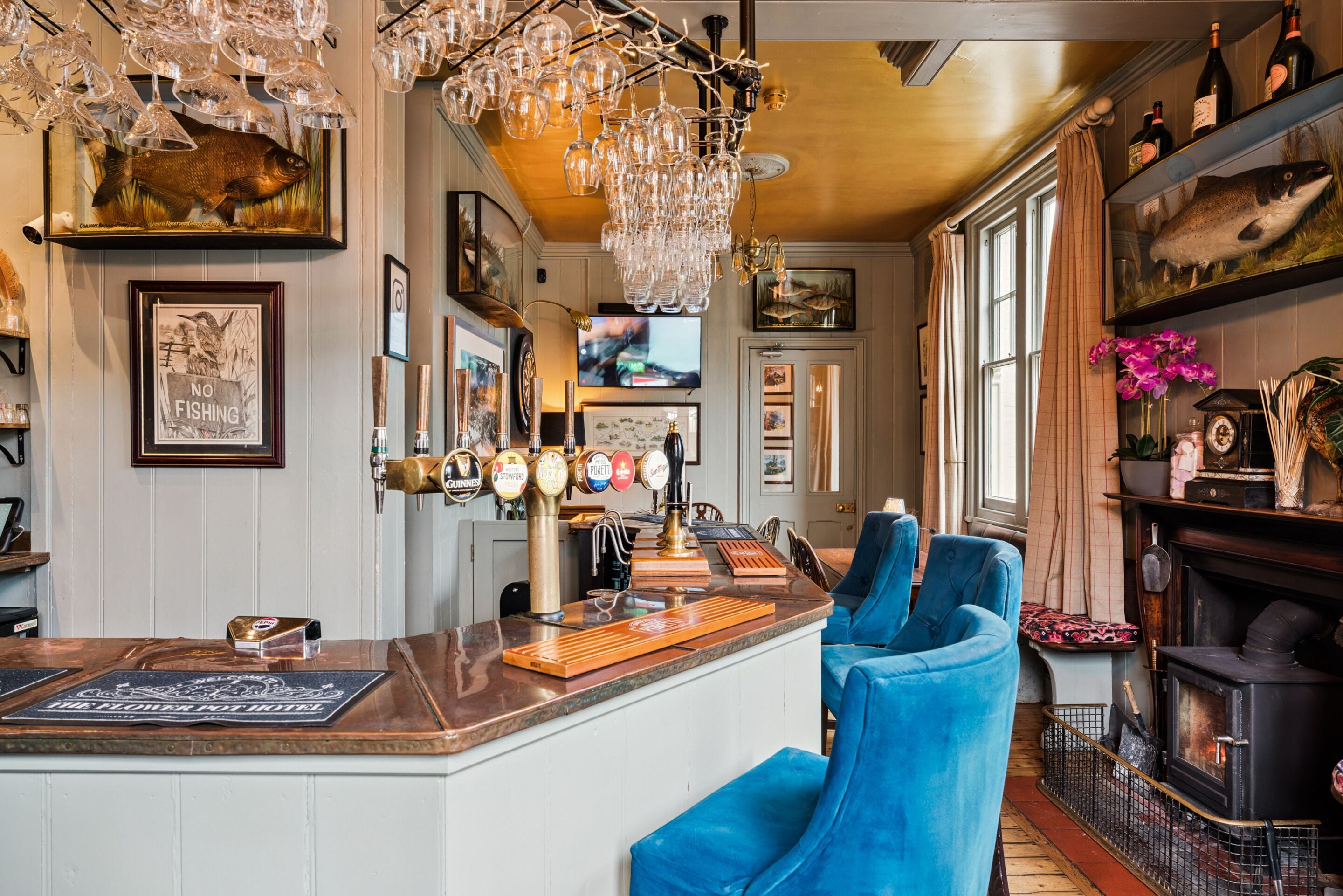 2 bars/lounges