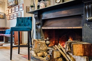 2 bars/lounges - The Flower Pot Hotel (Henley-on-Thames)