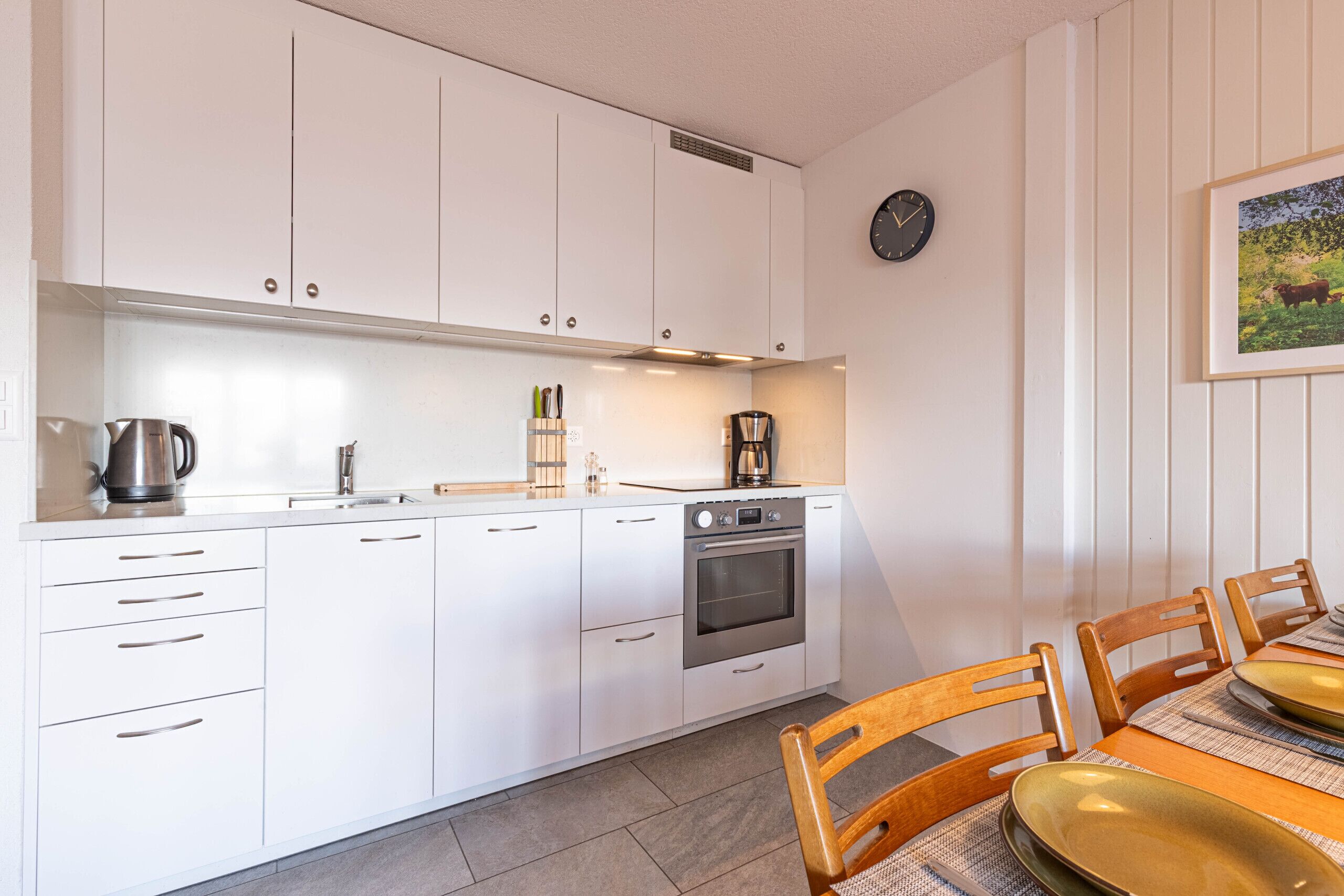 Fridge, oven, dishwasher, coffee/tea maker