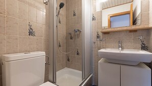 A bathroom with a shower, toilet, and sink. - Mélèzes R 030 - SKI LIFT apartment 6 pers (Veysonnaz)