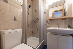 A bathroom with a shower, toilet, and sink. - Mélèzes R 030 - SKI LIFT apartment 6 pers (Veysonnaz)