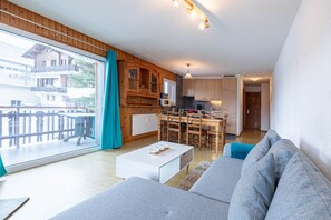 A modern living room with a large window, a dining area, and a kitchen. - Mélèzes R 030 - SKI LIFT apartment 6 pers (Veysonnaz)