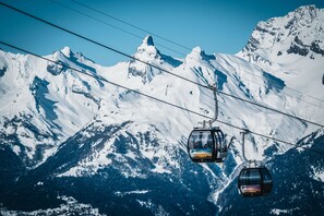 A cable car system in a mountainous area with snow-covered peaks. - Magrappé M 555 - SKI LIFT apartment 6 pers (Veysonnaz)