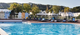 Cabin Sleeps 8 - Pools, Parking, Pets