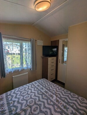 2 bedrooms, iron/ironing board, free WiFi