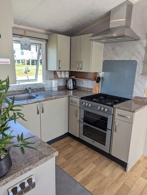 Fridge, microwave, oven, stovetop - Cabin Sleeps 8 With Pool and Lake Views (Weymouth)