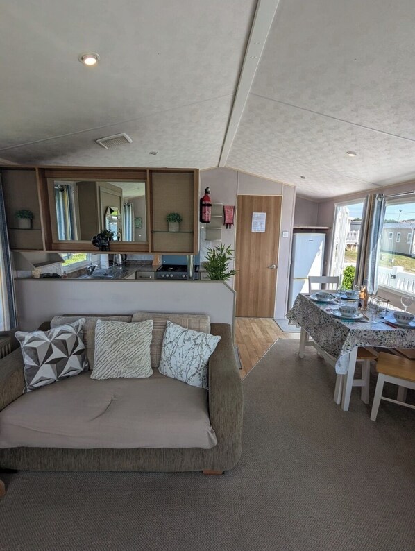Fireplace - Cabin Sleeps 8 With Pool and Lake Views (Weymouth)