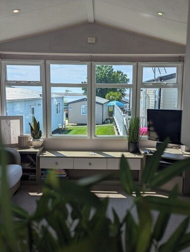 Cabin Sleeps 8 With Pool and Lake Views