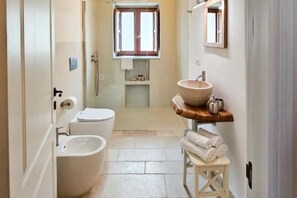 Shower, hair dryer, bidet, towels - Ddo and Dde dwellings nr 56 (Alberobello)