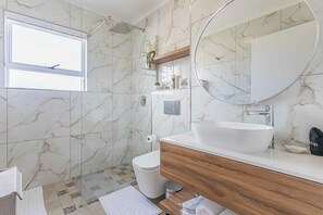 Een douche, een haardroger, handdoeken, zeep