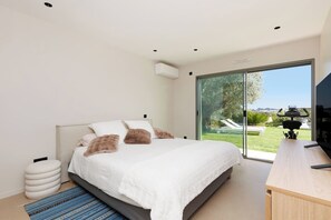Desk, iron/ironing board, travel cot, WiFi - Luxury villa with magnificent views in Mougins (Mougins)