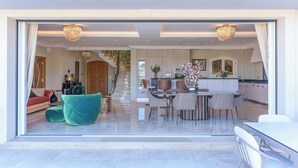 Ein modernes Interieur mit Essbereich, Küche und Wohnbereich.
